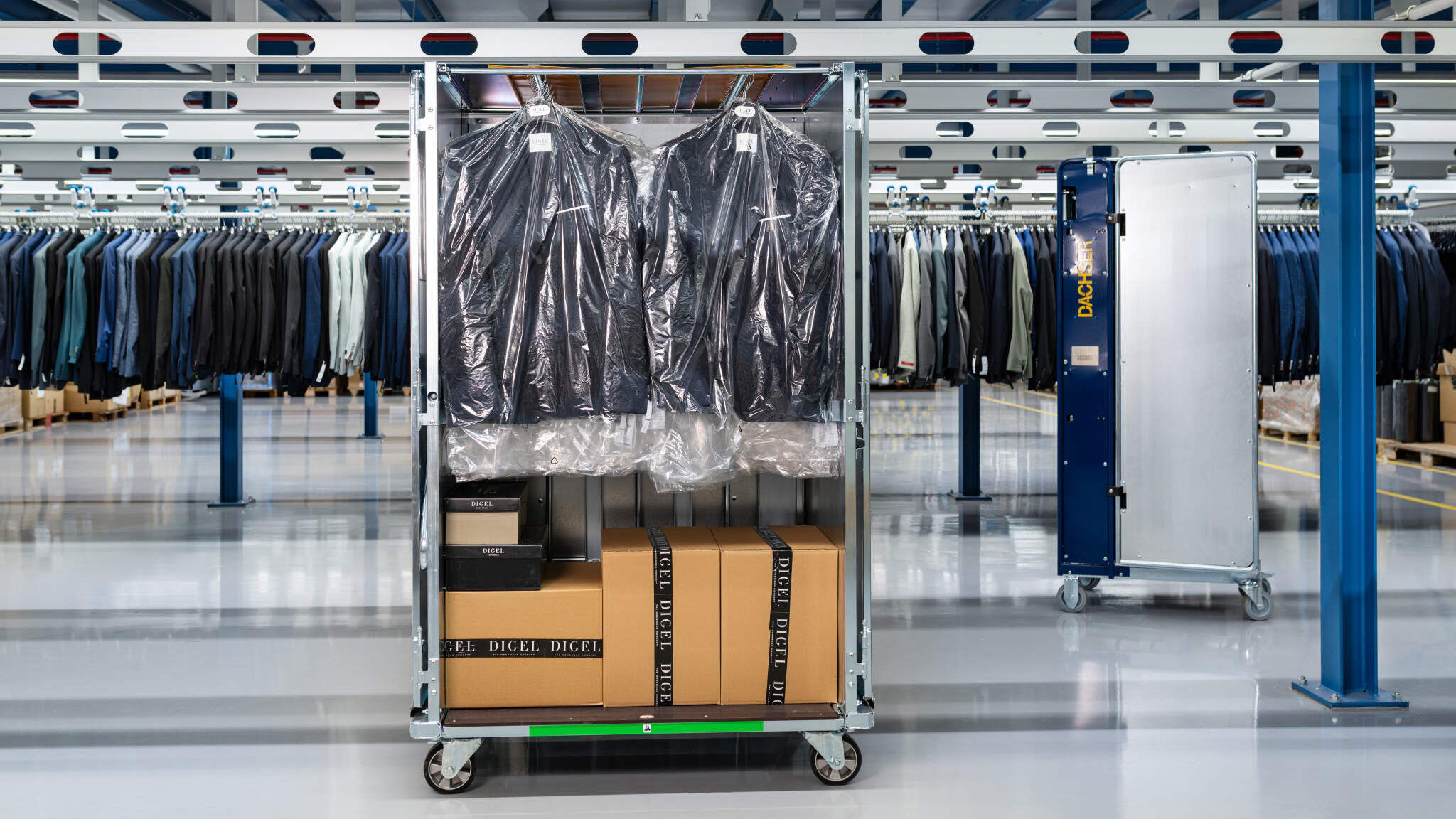 Die Retail Box eignet sich für den Transport von hängender und liegender Kleidung in den Handel.